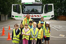 Schulkinder bekommen Verkehrstraining