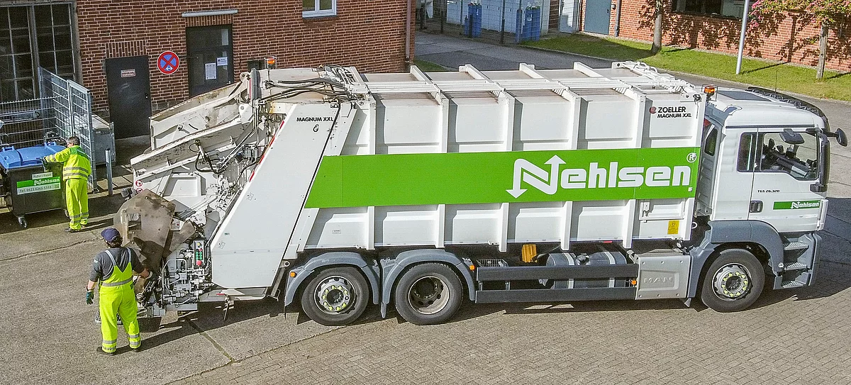 [Translate to English:] Hecklader von Nehlsen auf Entsorgungstour