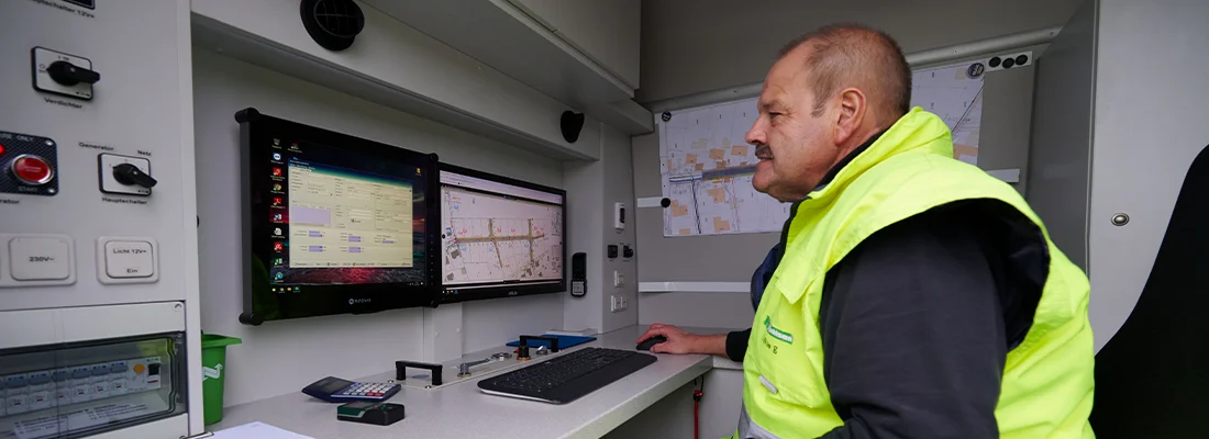 Nehlsen-Mitarbeiter analysiert Daten