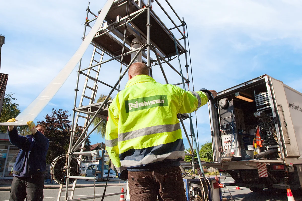 Mitarbeiter und Equipment von Nehlsen bei Sanierung